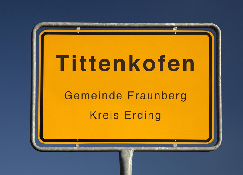 Das Schild steht in der Gemeinde Fraunberg.