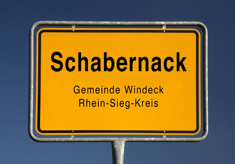 "Schabernack" steht auf dem Ortsschild in Deutschland.