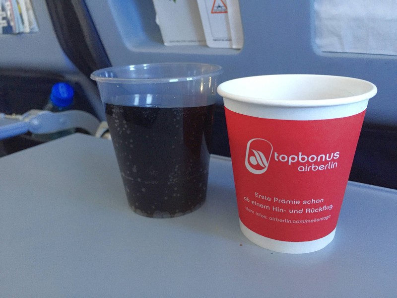 Ein weiteres Getränk, das ihr im Flugzeug vermeiden solltet, sind Cola und andere Getränke mit Sprudel.