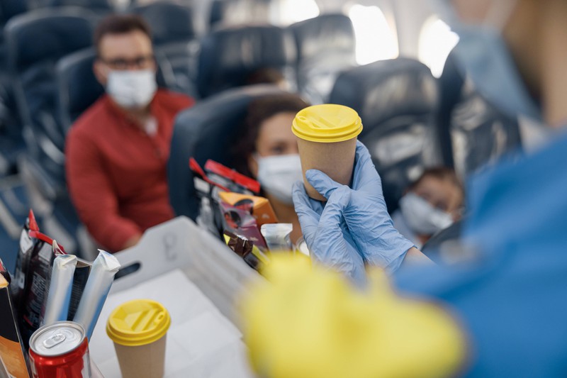 Flugbegleiter selbst würden sich nie im Flieger einen Kaffee oder Tee bestellen. Aus einem Grund: