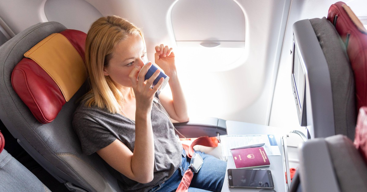 Getränke No-Go: Das solltet ihr niemals im Flugzeug trinken