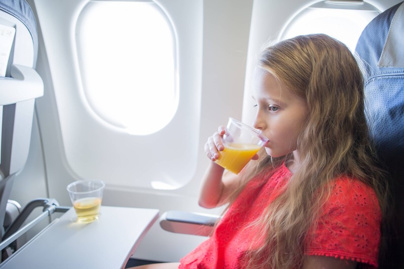 Säurehaltige Getränke wie Orangensaft oder Limonade sind ebenfalls keine gute Wahl im Flugzeug.