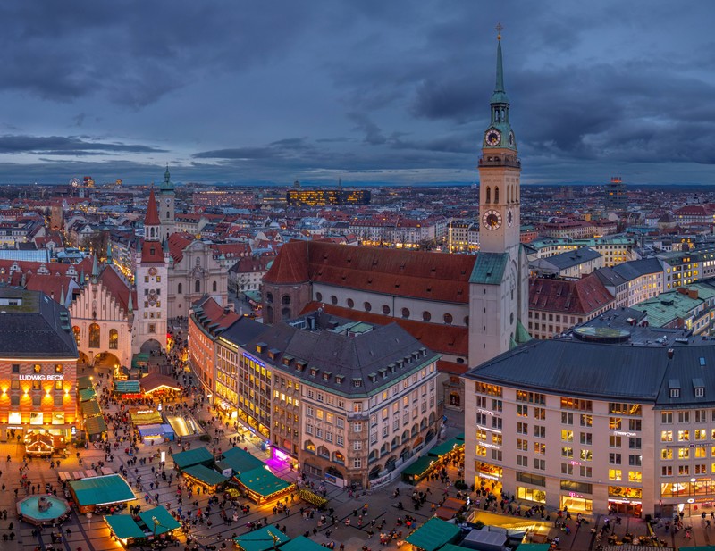 Blick vom Neuen Rathaus auf den Marienplatz mit der Kirche St. Peter, und dem Alten Rathaus, München, Bayern