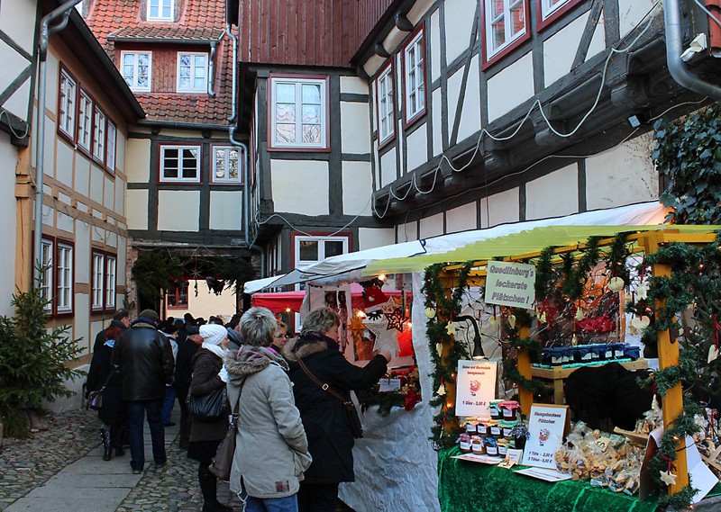 Deutschland's größter Adventskalender befindet sich am Weihnachtsmarkt in den Höfen Quedlinburg in Sachsen-Anhalt.