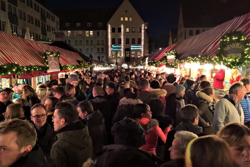 Du solltest dir unbedingt einmal den Weihnachtsmarkt in Nürnberg anschauen.
