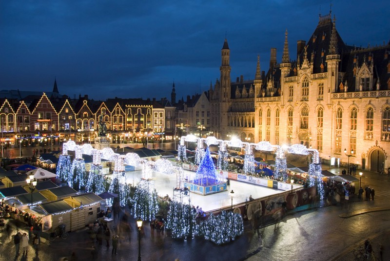 Der Weihnachtsmarkt in Brügge zieht Tourist*innen aus aller Welt an.