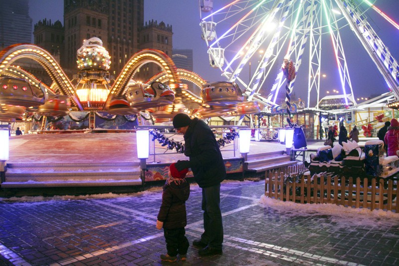 Der Weihnachtsmarkt in Warschau bietet viel Auswahl für Groß und Klein.