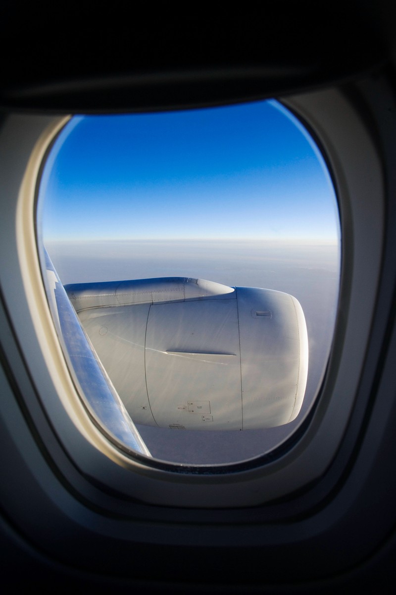 Flugzeugfenster haben immer ein Loch.