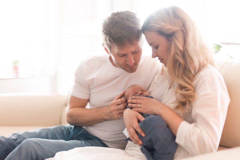 Eine Familie, bestehend aus Mutter, Vater und Kind.