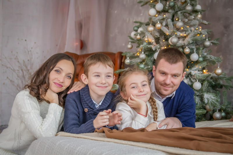 Eine Familie posiert für ein Weihnachtsfoto