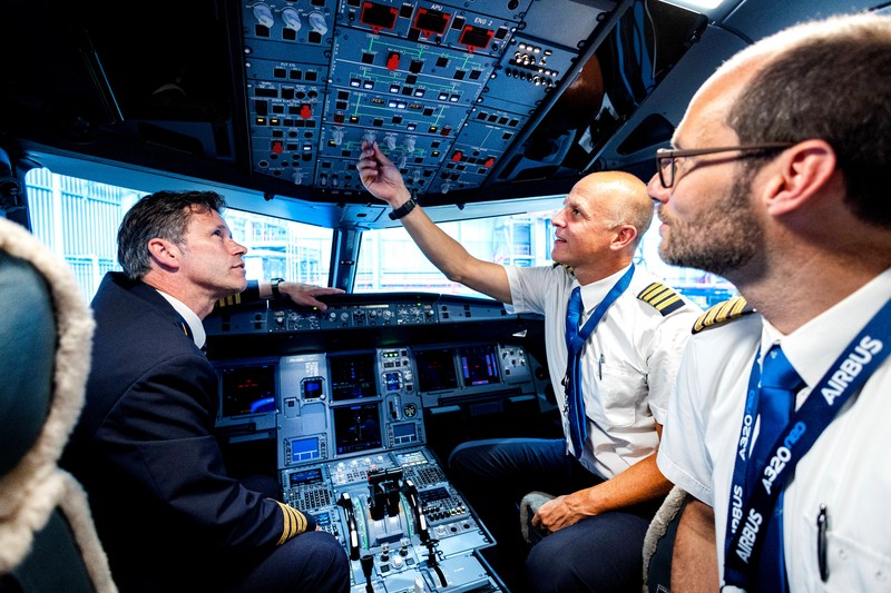 Warum sitzen Piloten und Pilotinnen meist links?