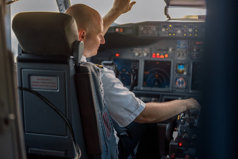 Wenn man einen Pilot fragen würde, wo er am liebsten im Flieger sitzen würde, würde er eine einfache Antwort geben.