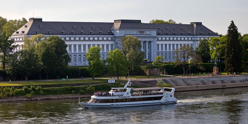 Eigentlich ist Koblenz nicht bekannt für Gewalt, sondern für das wunderschöne Stadtbild: Die historische Stadt in Südwestdeutschland, gilt als Tor zum Oberen Mittelrheintal mit seinen terrassenförmigen Weinbergen und Burgruinen.