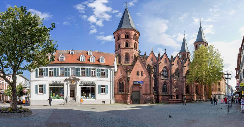Ein Ort mit viel Geschichte: Kaiserslautern ist eine kreisfreie Industrie- und Universitätsstadt am nordwestlichen Rand des Pfälzerwalds im Süden von Rheinland-Pfalz.