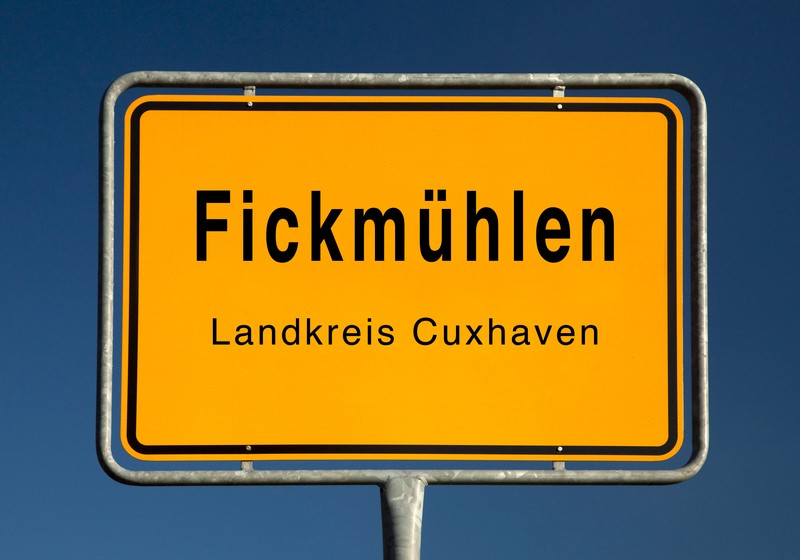 Wer in Fickmühlen wohnt, muss sich wohl immer erklären.