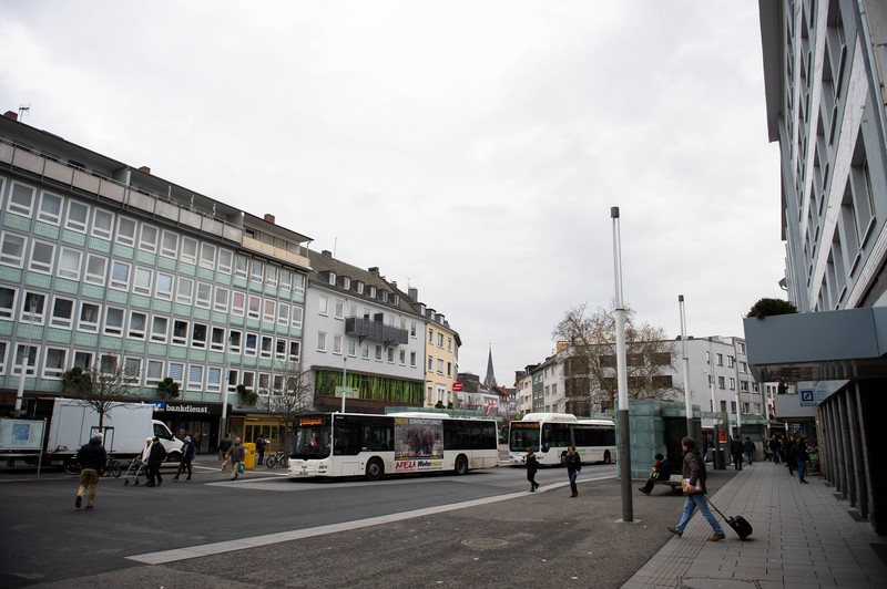 Als Knotenpunkt ist es der Verkehr, der Besucher die Stadt besonders hässlich finden lässt.