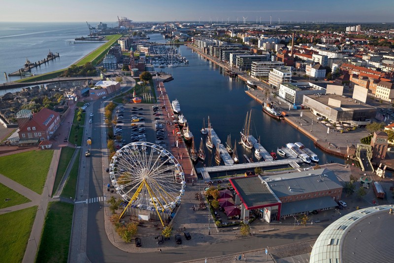 Bremerhaven wird einfach nur noch als hässlich beschrieben, aber mache dir doch am besten selbst ein Bild davon.