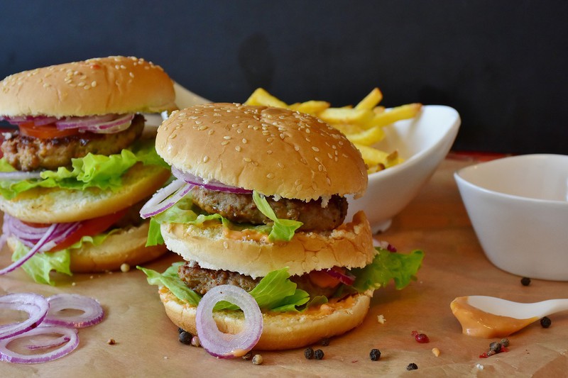 Deshalb solltest du bei McDonald's zwei Burger bestellen