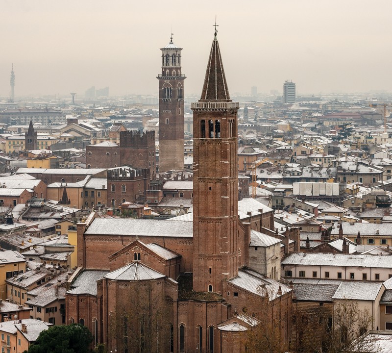 Im Winter entfaltet Verona mit romantisch geschmückten Straßen einen besonderen Zauber.