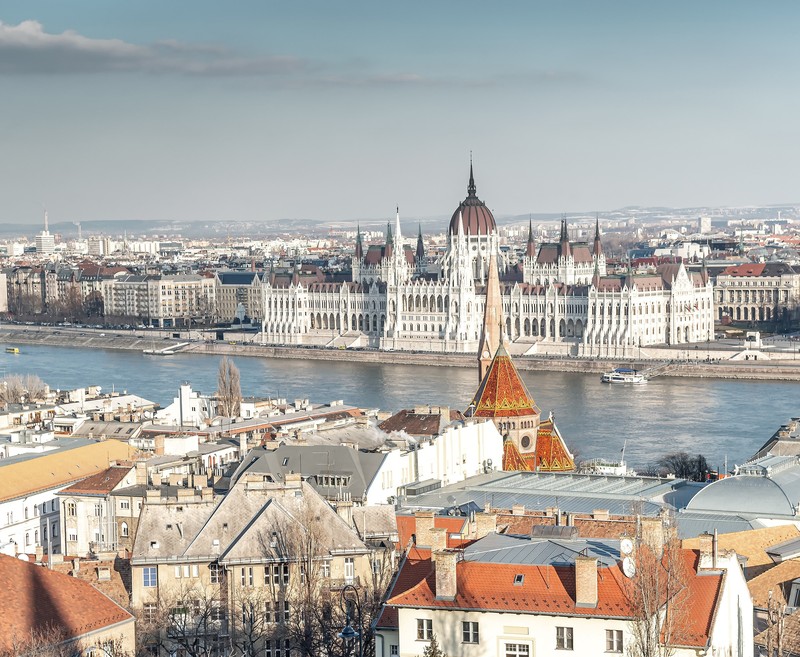 Im Winter verzaubert Budapest mit beleuchteten Brücken, Thermalbädern, gemütlichen Kaffeehäusern.