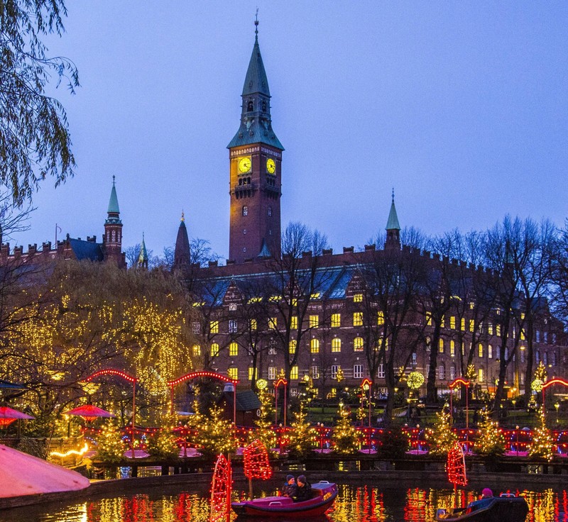 Kopenhagen verzaubert im Winter mit „hygge“, beleuchteten Kanälen und der Eislaufbahn.