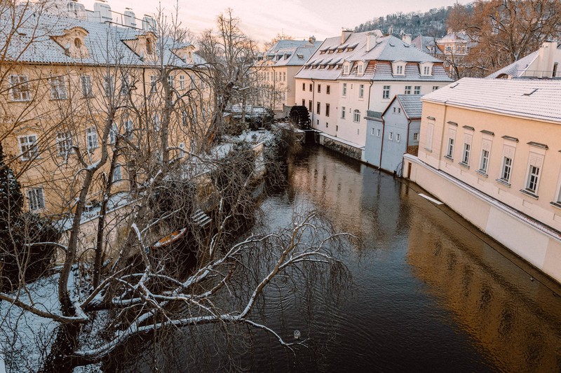 Prag verzaubert im Winter mit beleuchteten Wahrzeichen wie der Karlsbrücke und der Prager Burg.