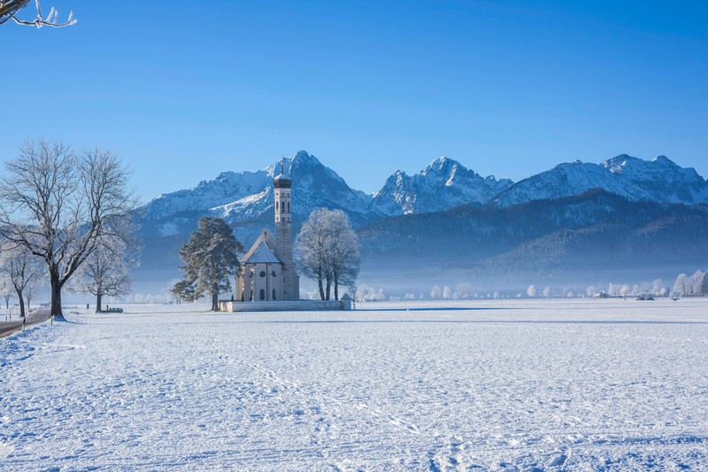 Schwangau bietet im Winter eine traumhafte Kulisse mit Wanderwegen und Skimöglichkeiten.