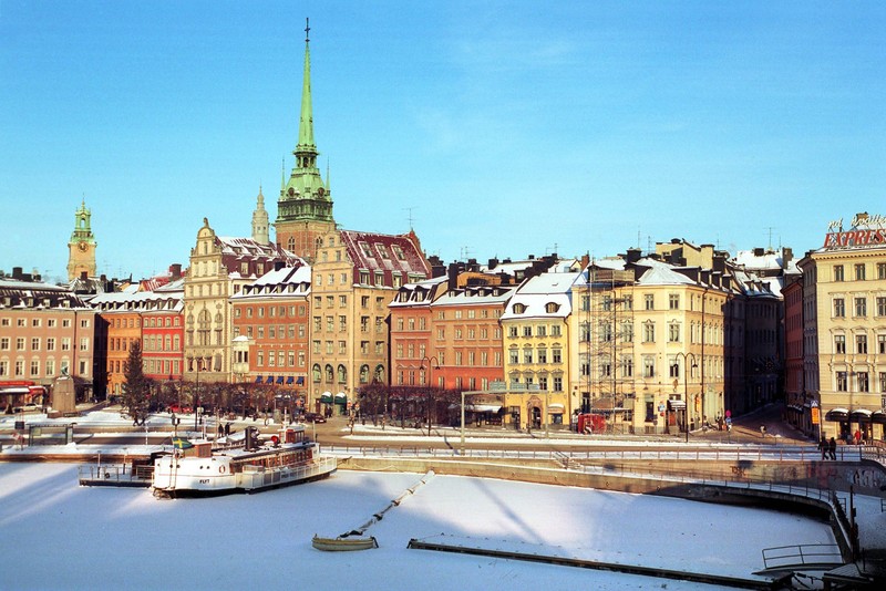 Stockholm begeistert im Winter mit Schnee, malerischer Altstadt und gemütlicher Hygge-Atmosphäre.