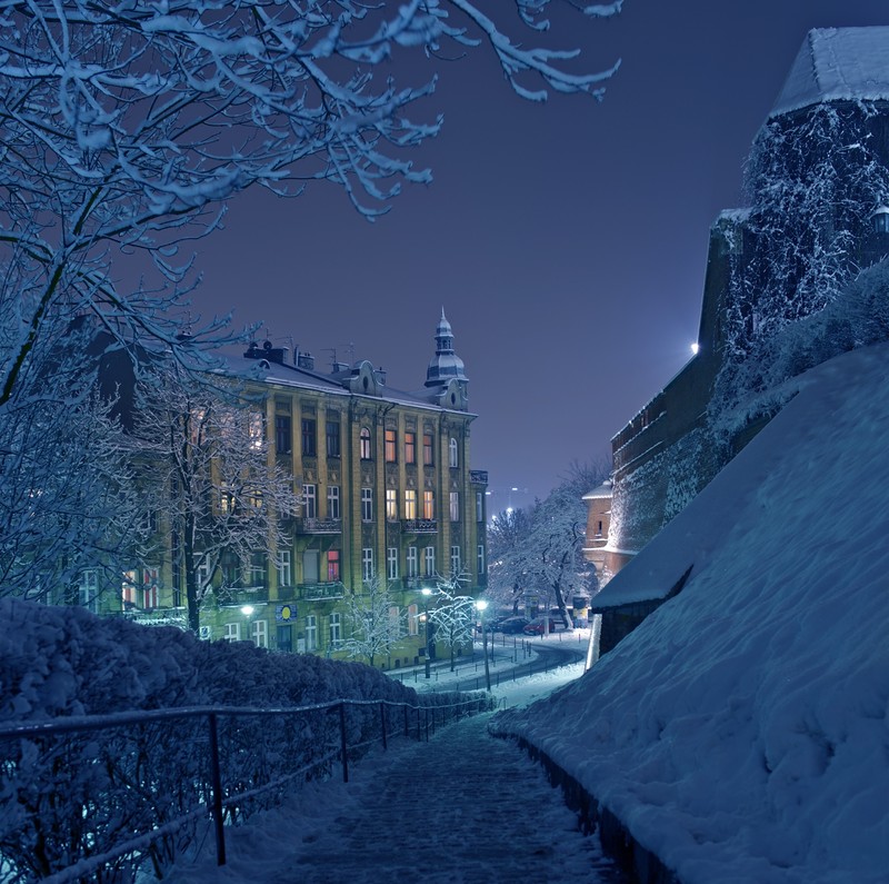 Krakau ist ein echter Geheimtipp im Winter: Die märchenhafte Altstadt, der gemütliche Weihnachtsmarkt und Ausflugsziele wie der Tatra-Nationalpark machen die Stadt zu einem Allrounder.