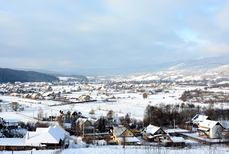 Siebenbürgen in Rumänien bietet zwischen Dezember und Februar eine ruhige Winterlandschaft mit schneebedeckten Bergen. Es ist ein noch unentdecktes Reiseziel.