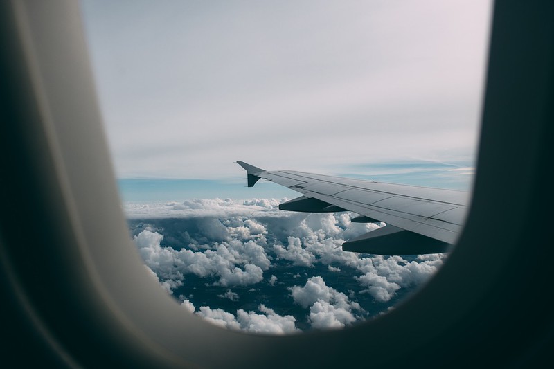 Ryanair: Passagier öffnet Notausgang und springt auf Tragfläche