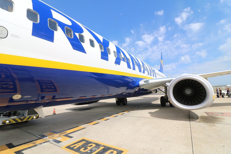Ryanair: Passagier öffnet Notausgang und springt auf Tragfläche
