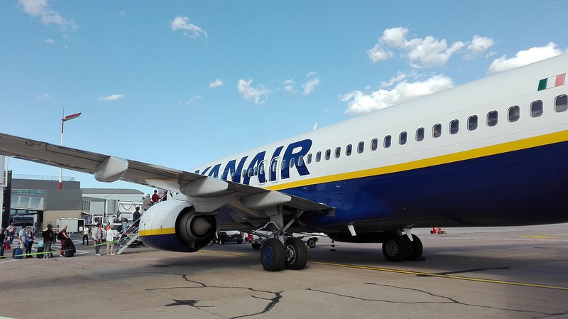 Ryanair: Passagier öffnet Notausgang und springt auf Tragfläche