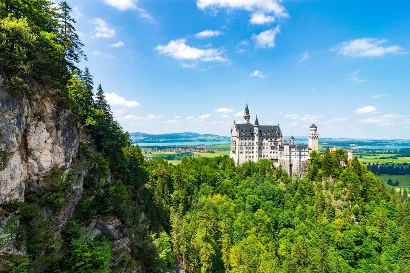 Das schöne Schloss Neuschwanstein liegt in Bayern.