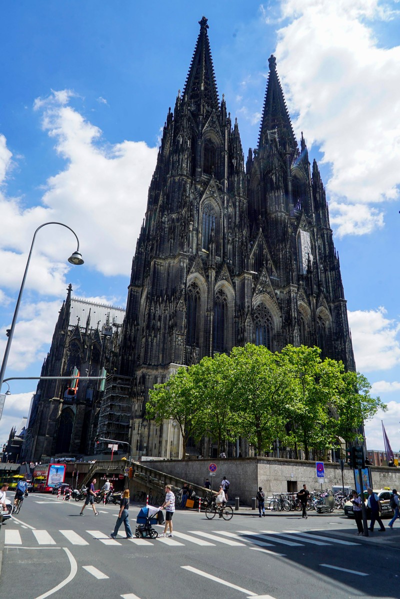 Der Kölner Dom ist eine Kathedrale der Superlative sowie das Wahrzeichen und der Mittelpunkt der Rheinmetropole.