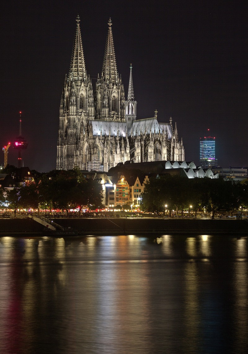 Der Kölner Dom ist eine Kathedrale der Superlative sowie das Wahrzeichen und der Mittelpunkt der Rheinmetropole.