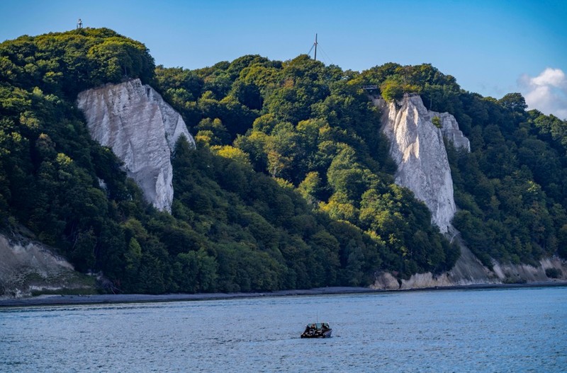 Der Kreidefelsen „Königsstuhl“ auf der Insel Rügen erhebt sich majestätisch über der Ostsee.