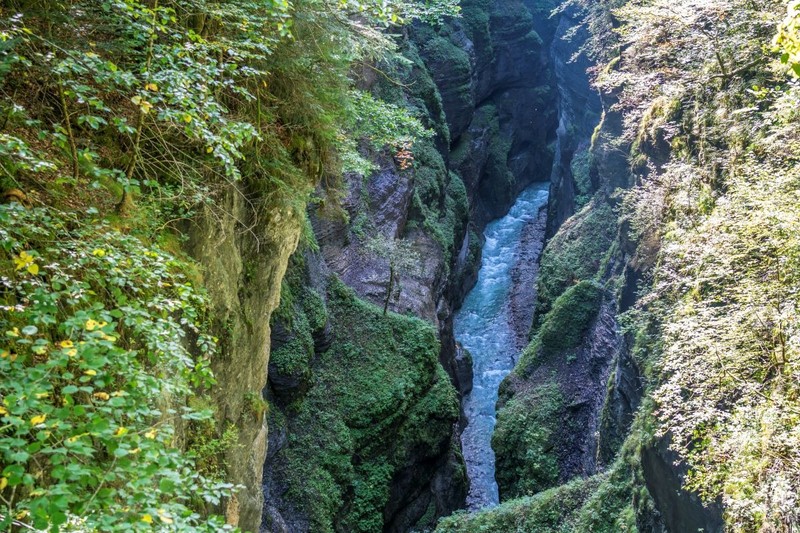 Die 1912 zum Naturdenkmal erklärte Partnachklamm mit ihren wilden Wasserfällen, Stromschnellen und Gumpen wird dich sofort in ihren Bann ziehen.