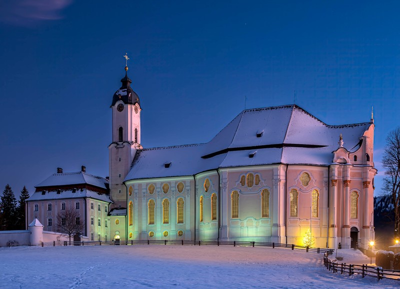 Die Wieskirche in den Ammergauer Alpen heißt eigentlich Wallfahrtskirche zum Gegeißelten Heiland auf der Wies.