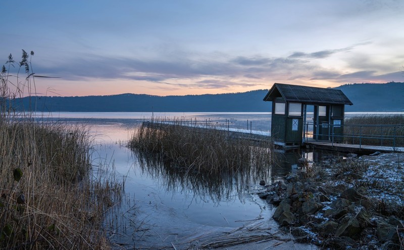 Inmitten der Eifel liegt der Laacher See.