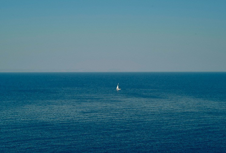 Das Meer vor Paralia Mpouka bietet eine besonders blaue Farbe.