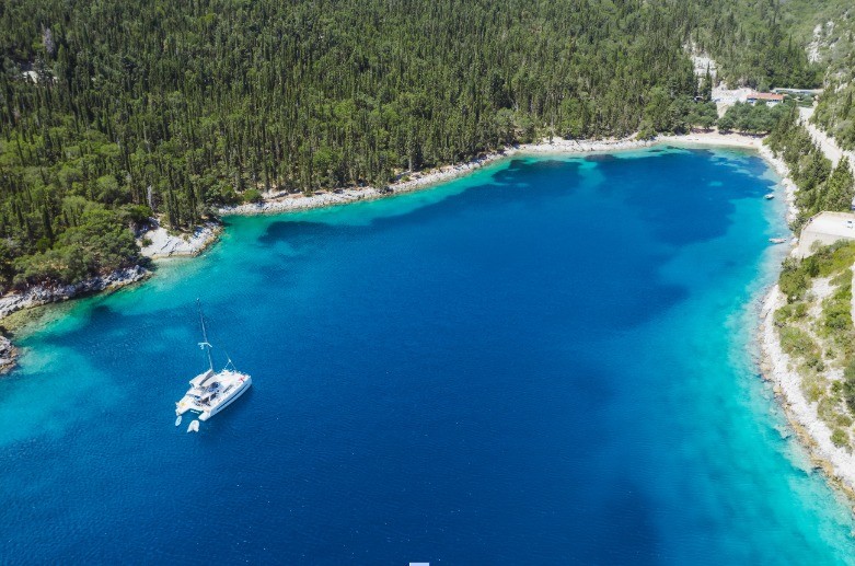 Der griechische Foki-Strand ist besonders berühmt für sein blaues Meer.