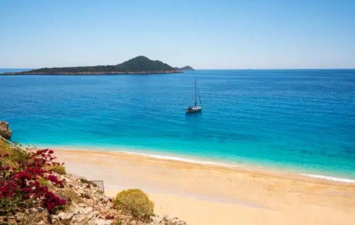 Der Kaputaş-Strand, Türkei, hat besonders blaues Meer.