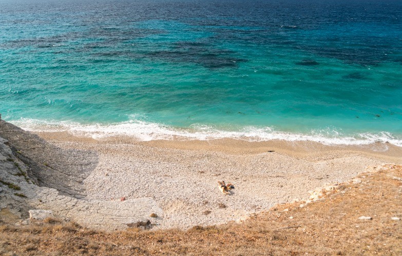 Der Pasqyra-Strand, Albanien, soll das blaueste Wasser haben.
