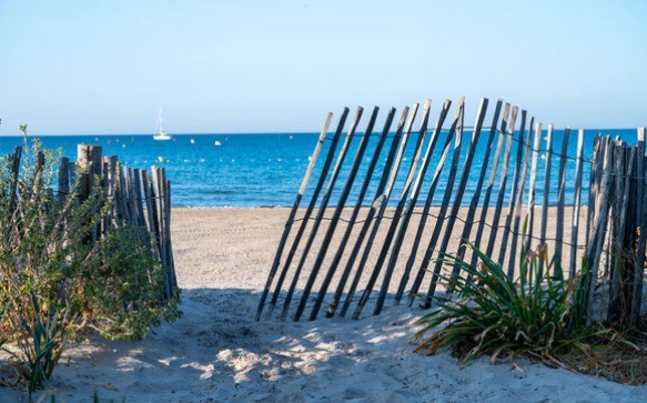 Die Plage de la Vernette, Frankreich, hat besonders blaues Wasser.