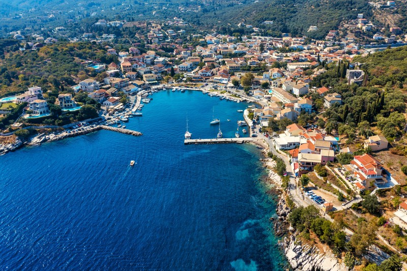 Kassiopi, Korfu, ist berühmt für sein blaues Meer.