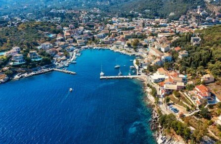 Kassiopi, Korfu, ist berühmt für sein blaues Meer.