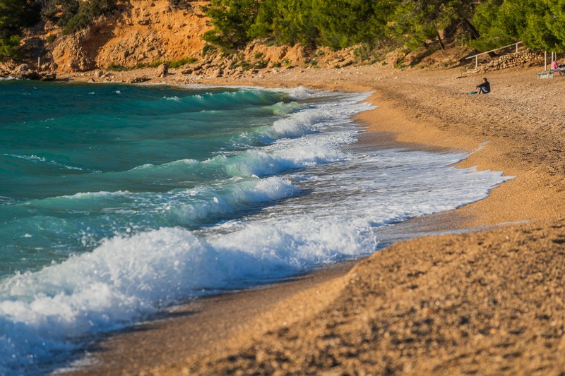 Kroatiens Strand Zlatni Rat (Goldenes Horn) hat besonders blaues Meer.