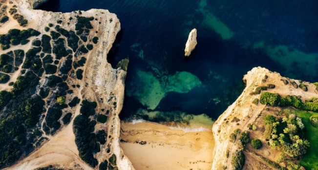 Praia do Carvalho, Portugal, hat ein sehr blaues Meer am Strand.