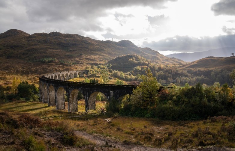 Das Glenfinnan Viaduct ist eine Brücke in Schottland